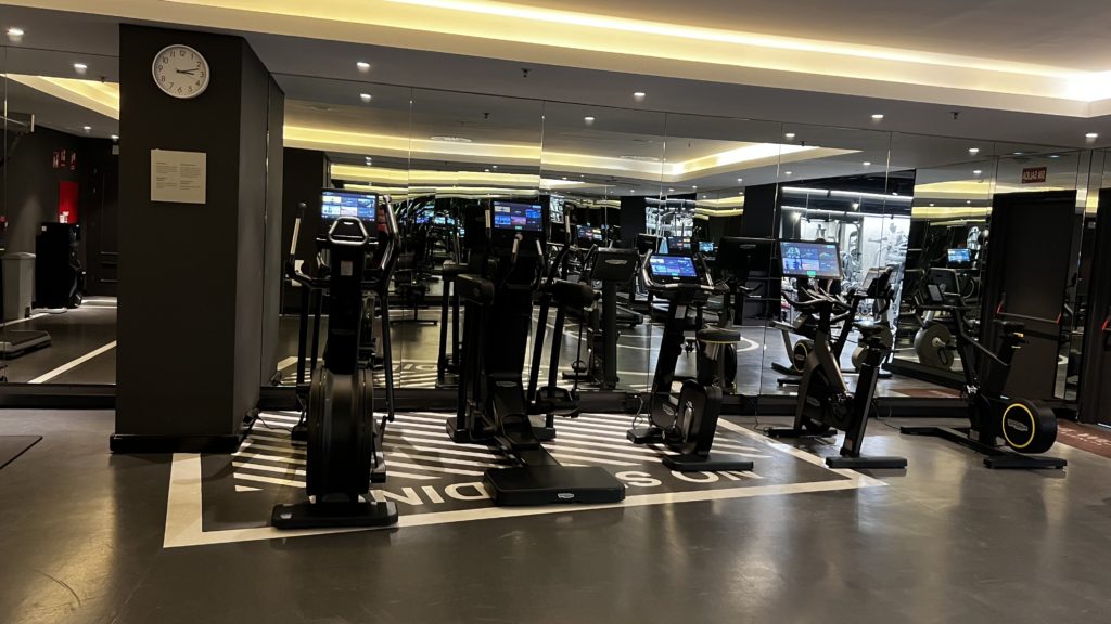 Une salle de sport avec des équipements de cardio
