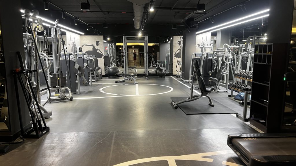 Une salle de sport avec des équipements de musculation
