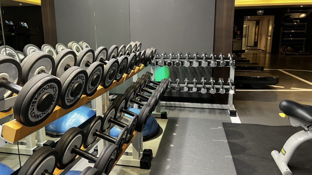 Des haltères dans une salle de sport