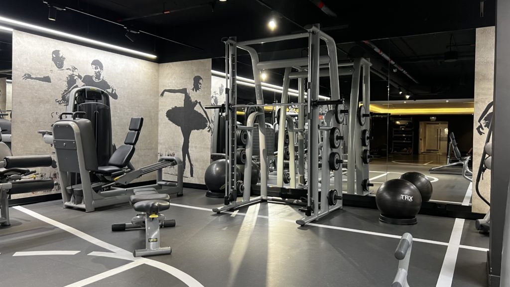 Une zone de musculation avec des machines guidées