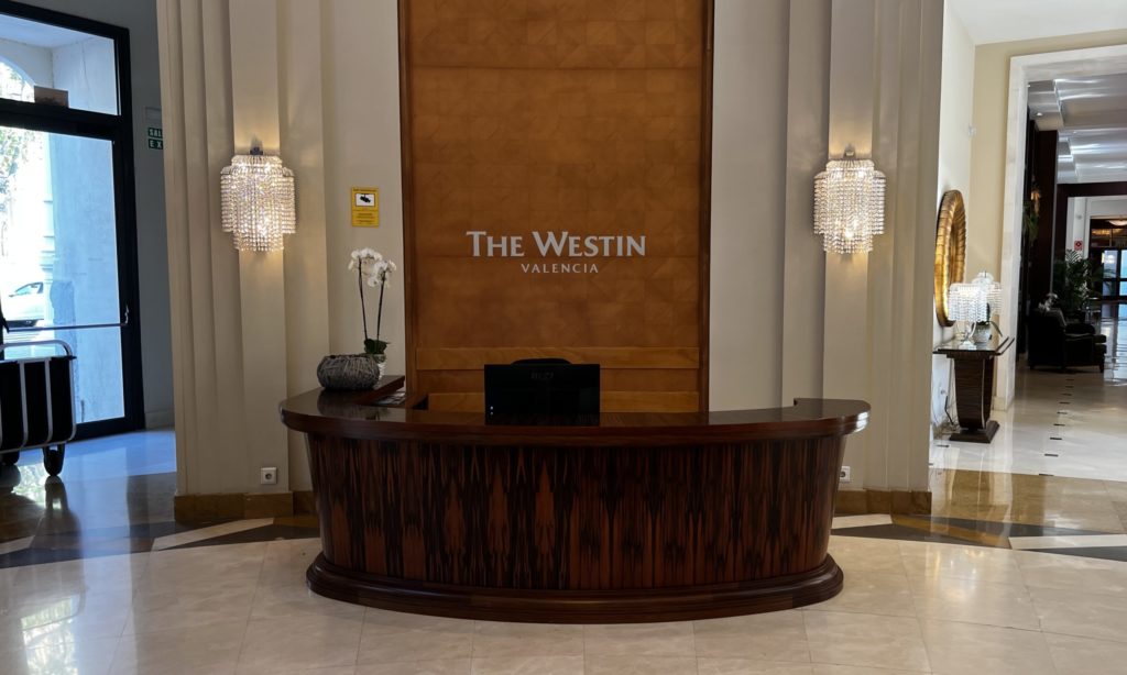 Un bureau de conciergerie dans l'établissement The Westin Valencia