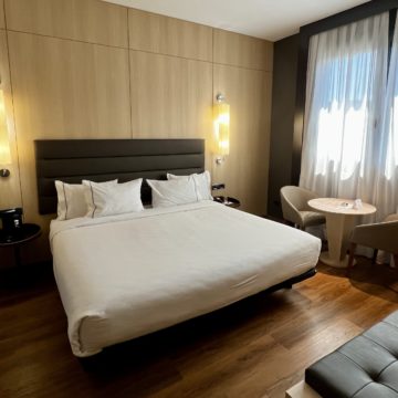 Un lit d'une chambre d'hôtel avec un coin avec une table