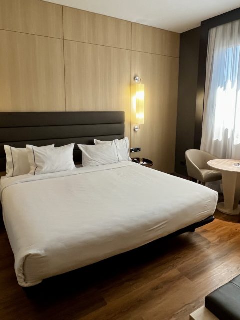 Un lit d'une chambre d'hôtel avec un coin avec une table