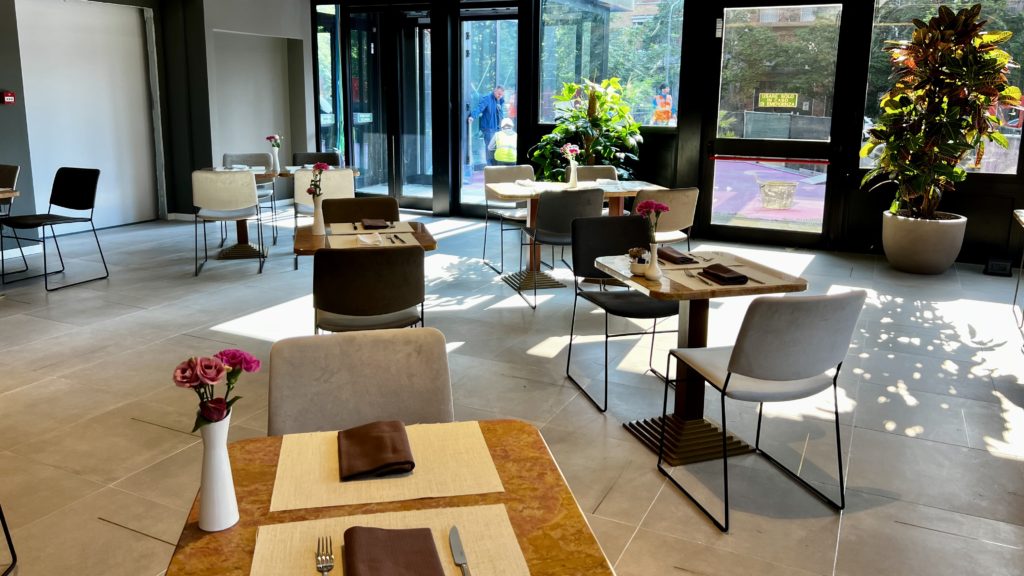 Des tables et chaises dans une salle de petit-déjeuner