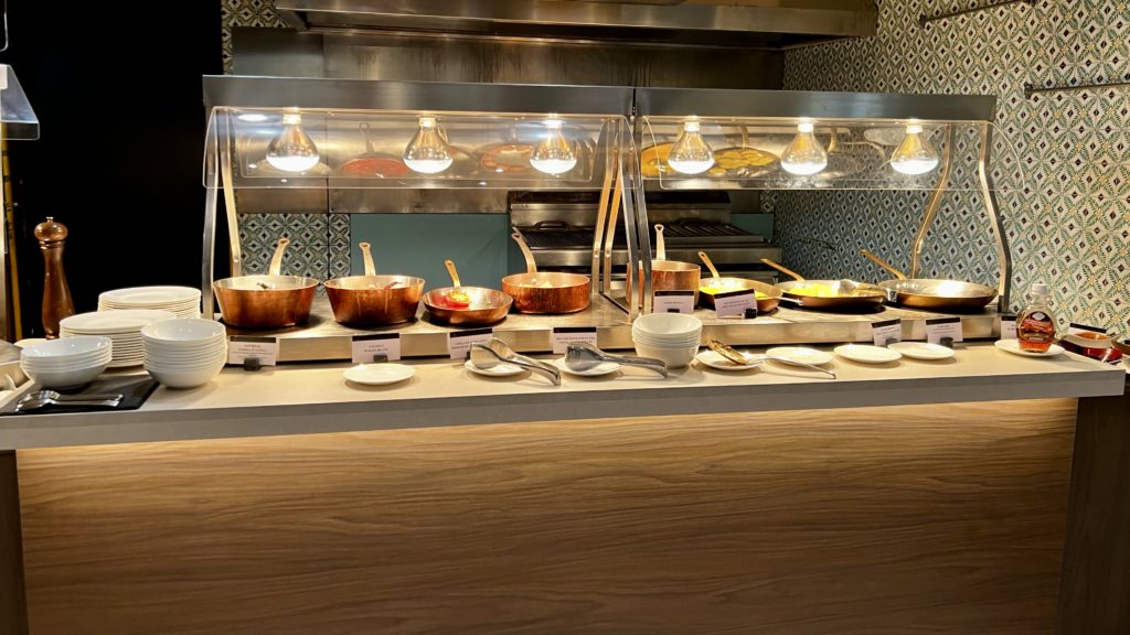 Un buffet de plats chaud au petit déjeuner