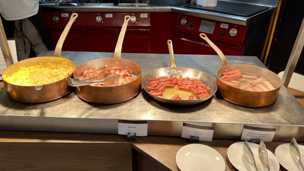 Un buffet chaud au petit déjeuner