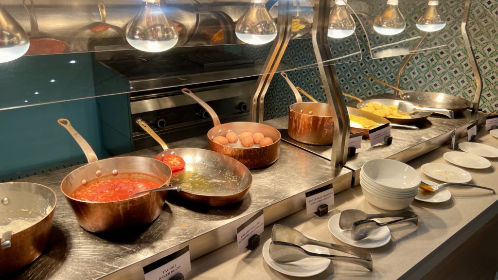 Un buffet chaud au petit déjeuner