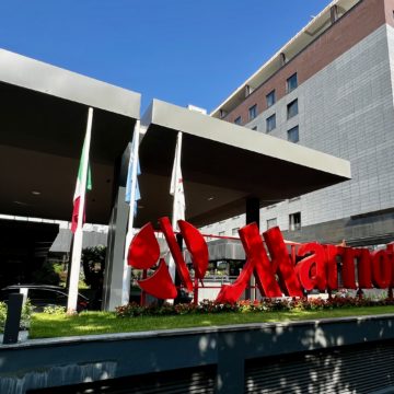 Un panneau indiquant Marriott Hotel devant le bâtiment du Milan Marriott Hotel