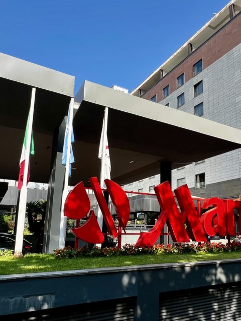 Un panneau indiquant Marriott Hotel devant le bâtiment du Milan Marriott Hotel