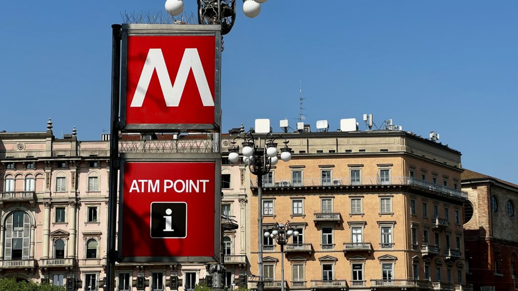 Un panneau de signalisation de métro à la station Doumo à Milan en Italie