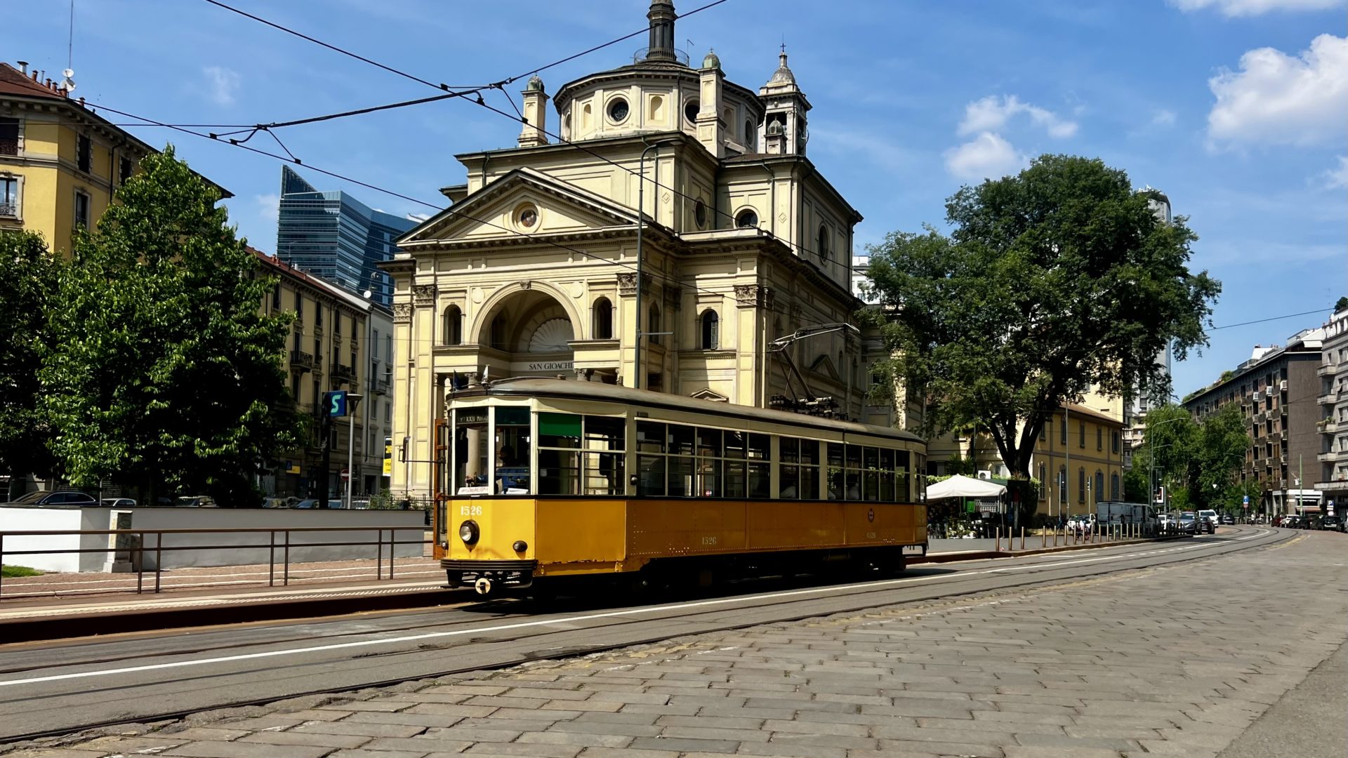 Un tram dans la ville de Milan en Italie