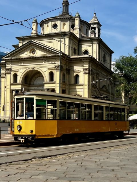 Un tram dans la ville de Milan en Italie