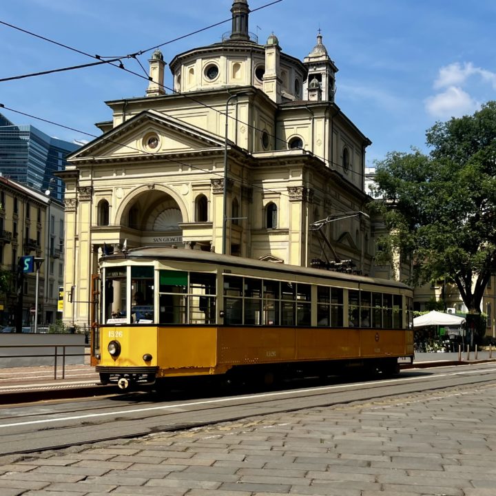 Un tram dans la ville de Milan en Italie