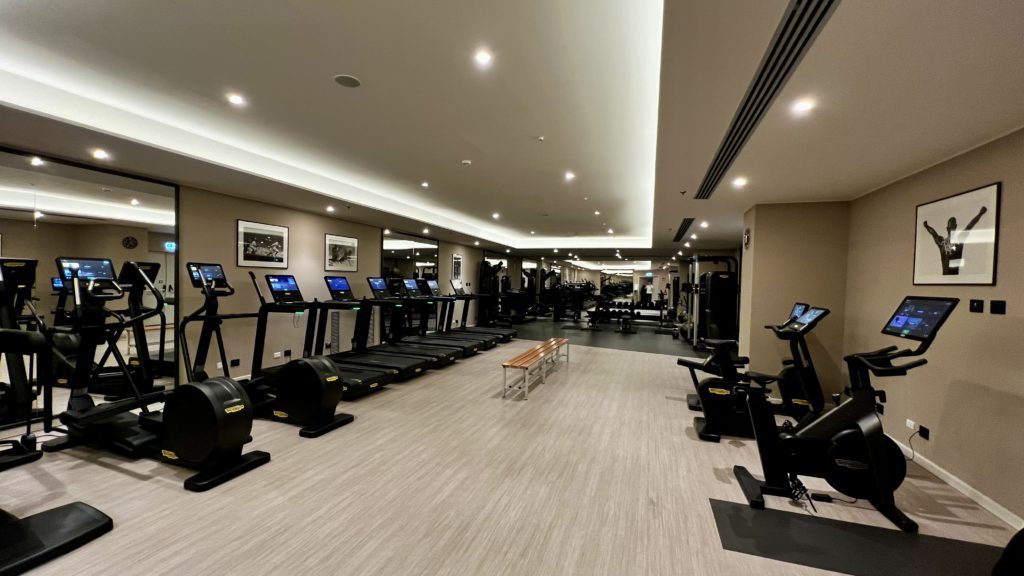 Une salle de sport dans un hôtel