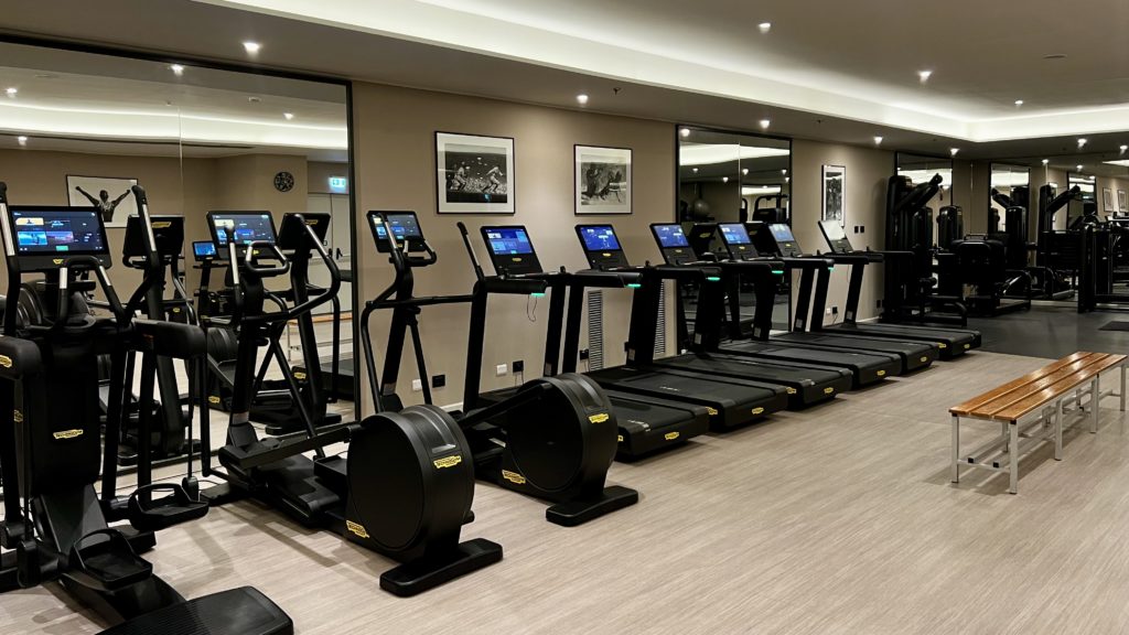 Une salle de sport avec des appareils de Cardio