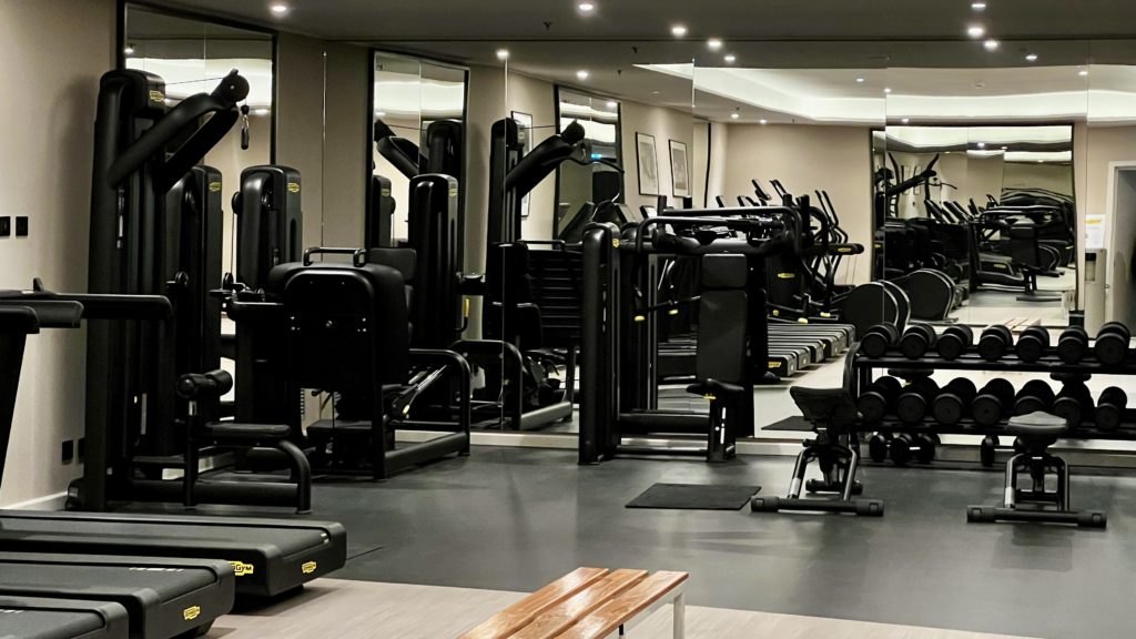 Une salle de sport avec des machines de musculation