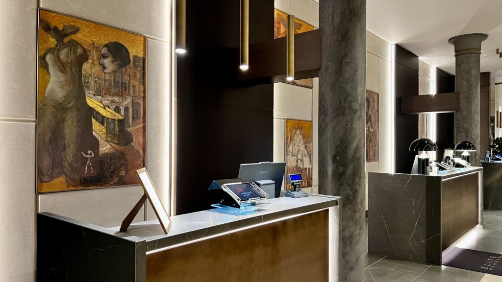 Un comptoir de réception au Milan Marriott Hotel