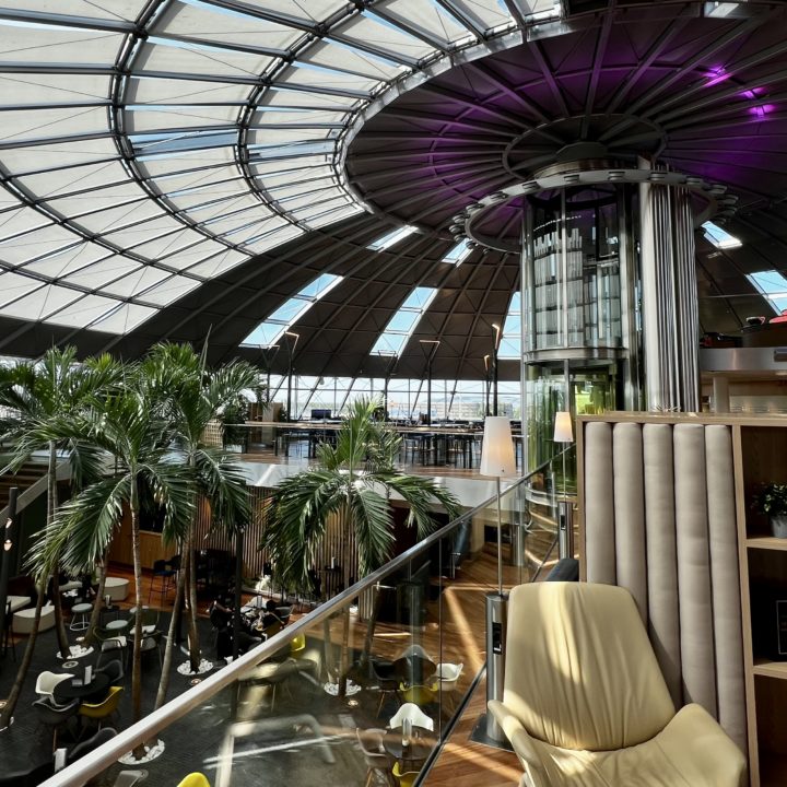 Un salon d'aéroport Skyview Lounge by Aspire à l'aéroport de Bâle Mulhouse
