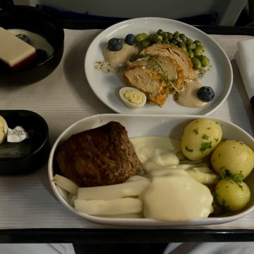 Un plateau repas proposé en Business Class sur un vol Lufthansa