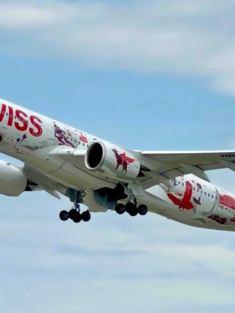 Un A350 de SWISS arborant la livrée Wanderlust à l'aéroport de Zürich