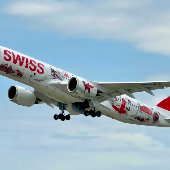 Un A350 de SWISS arborant la livrée Wanderlust à l'aéroport de Zürich