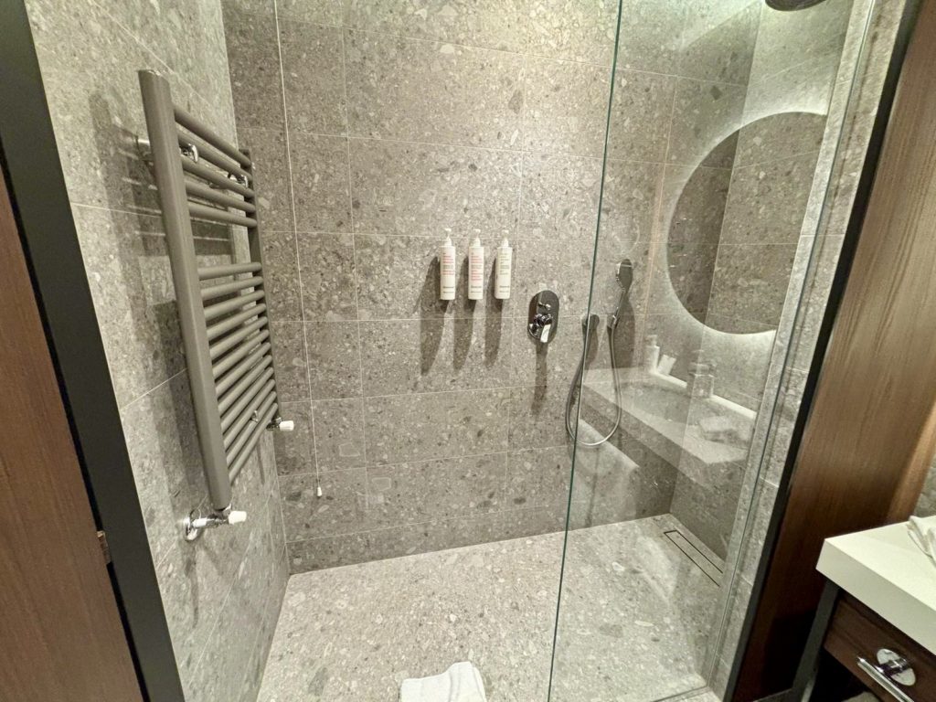 Une douche à l'italienne dans une salle de bain
